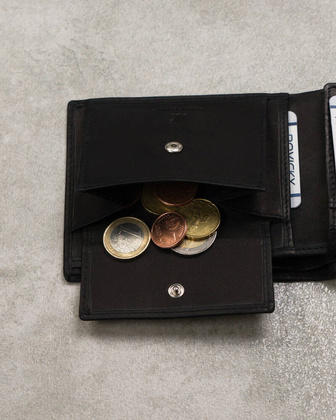 Skorzany portfel zdobiony monogramem Forever Young