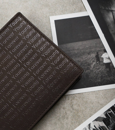 Skorzany portfel zdobiony monogramem Forever Young