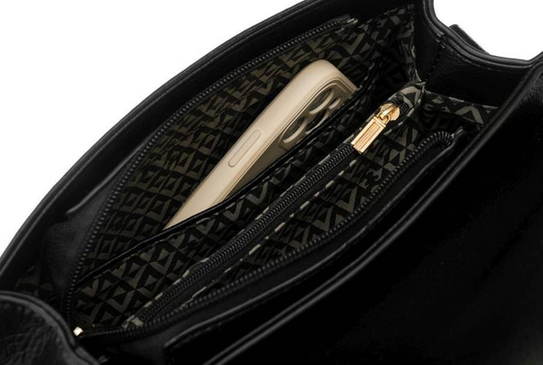 Niewielka listonoszka damska z klapką w ażurowe gwiazdki — LuluCastagnette