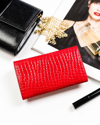 Lakierowany portfel damski z motywem krokodylej skóry