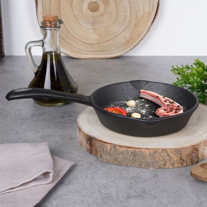 Patelnia żeliwna okrągła talerz żeliwny 16 cm