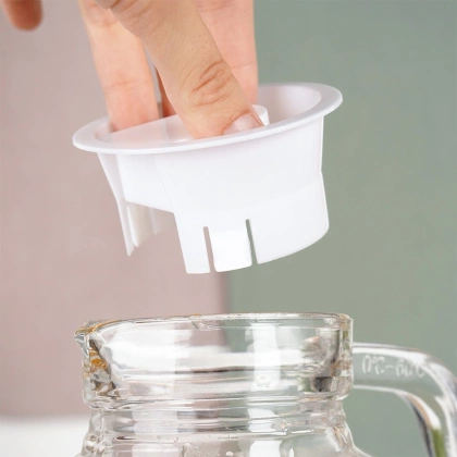 Dzbanek szklany z pokrywką wąski do lodówki 1 l