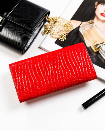 Lakierowany portfel damski ze wzorem skóry krokodyla