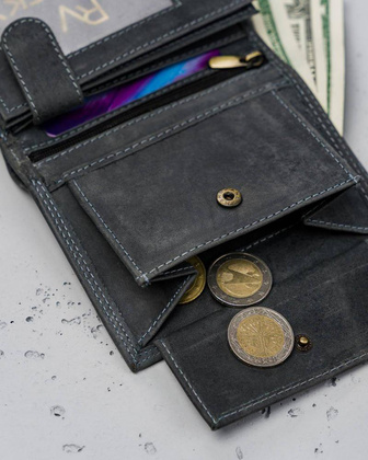 Pionowy, składany portfel męski z zewnętrzną kieszonką na kartę