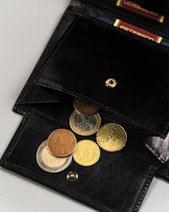 Duży, skórzany portfel męski bez zapięcia zewnętrznego