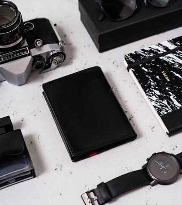 Pionowy portfel meski z zasuwanym schowkiem