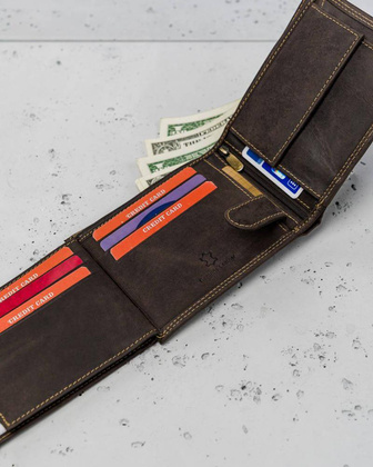 Poziomy, składany portfel męski z zewnętrzną kieszonką na kartę