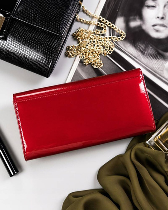 Duży portfel damski ze skóry lakierowanej na zatrzask