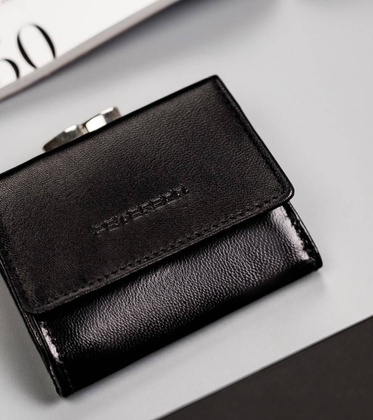 Mały, skórzany portfel damski z systemem rfid protect