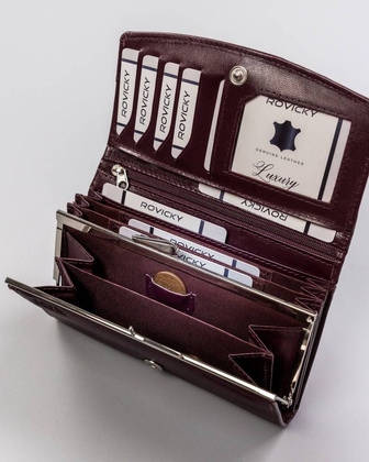 Skórzany portfel damski z tłoczoną klapą