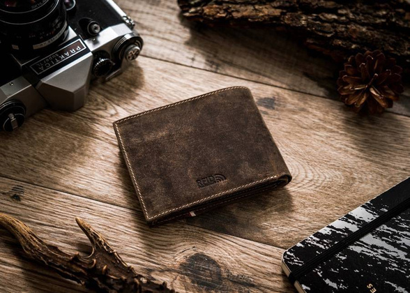 Zestaw prezentowy: skórzany, brązowy portfel męski i woda toaletowa