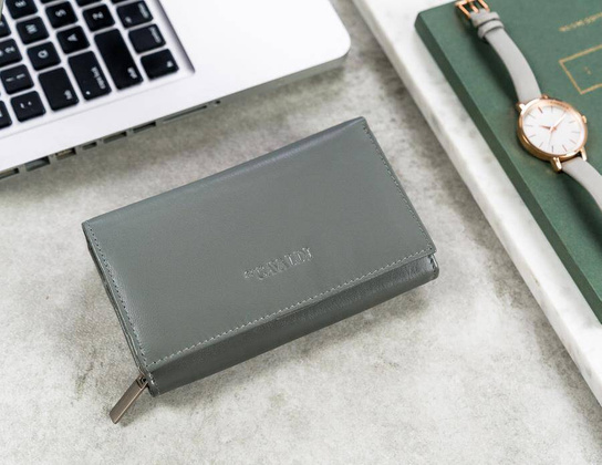 Klasyczny skórzany portfel damski z klapą na zatrzask