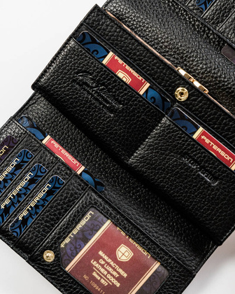 Lakierowany portfel na karty z wezowym wzorem