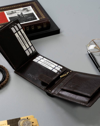 Klasyczny, skórzany portfel męski