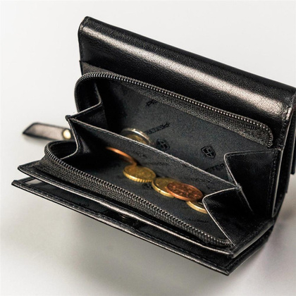 Maly skorzany portfel damski na zatrzask