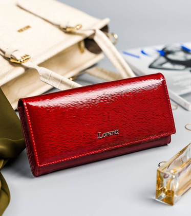 Podłużny, lakierowany portfel damski ze skóry naturalnej