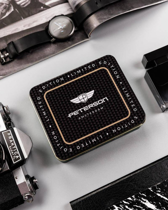 Skórzany portfel na zamek z powłoką carbon