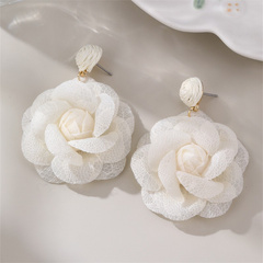 Kolczyki wiszące, efektowne koronkowe kwiat, kremowa RÓŻA sztyft K1708