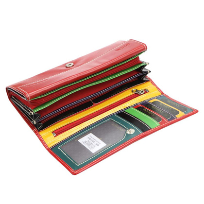 Skórzany portfel damski w orientacji poziomej na zatrzask