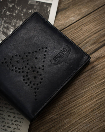 Skorzany portfel meski ze zdobionym frontem