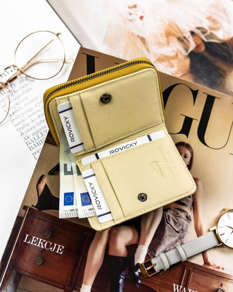 Mały, skórzany portfel damski ze wzorem motyli