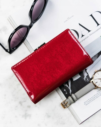 Elegancki portfel damski z lakierowanej skóry naturalnej