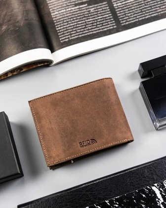 Skorzany portfel meski z patriotycznym wzorem