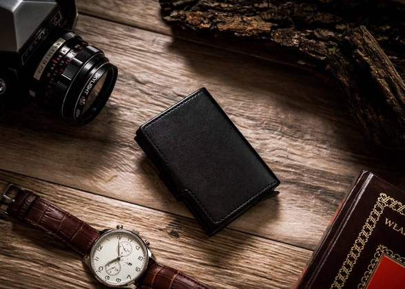 Elegancki portfel z podajnikiem kart i ochroną rfid