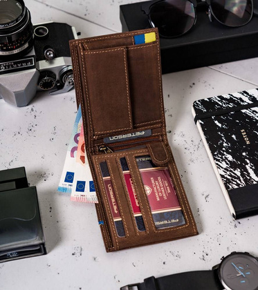 Poziomy portfel męski z ozdobnym tłoczeniem