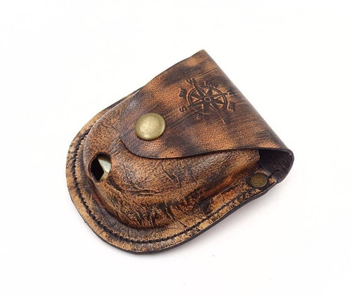 Zamykany kompas z łańcuszkiem w etui C-64