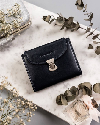 Skórzany portfel damski z ozdobnym zapięciem