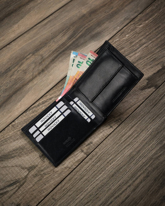 Skorzany portfel meski ze zdobionym frontem