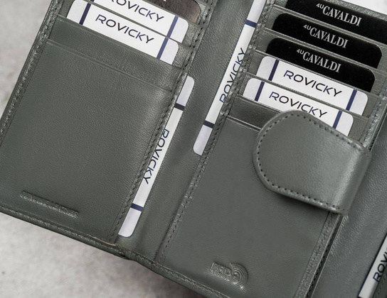 Klasyczny skórzany portfel damski z klapą na zatrzask