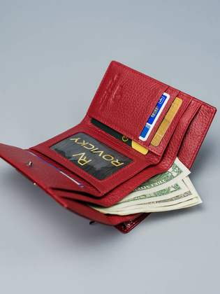 Kompaktowy portfel z lakierowanej skory