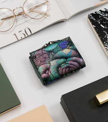 Mały, skórzany portfel damski w opalizujące kwiaty