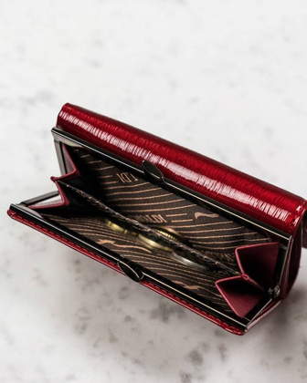 Elegancki portfel damski z lakierowanej skóry naturalnej