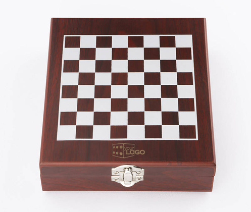 Zestaw do wina z szachami TREBB zawiera 4 elementy