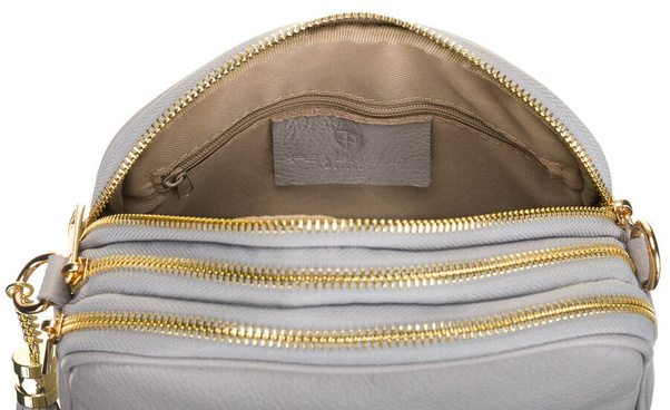 Prostokątna listonoszka z brelokiem w formie chwosta