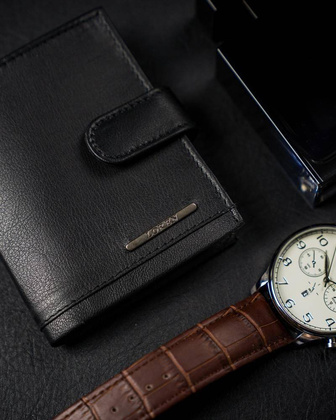 Pionowe, skórzane etui na karty z zapinką i kieszenią na banknoty