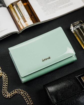 Lakierowany portfel damski na karty z zabezpieczeniem rfid protect