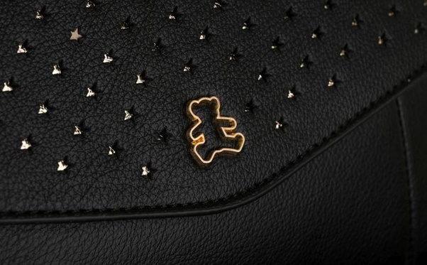 Niewielka listonoszka damska z klapką w ażurowe gwiazdki — LuluCastagnette