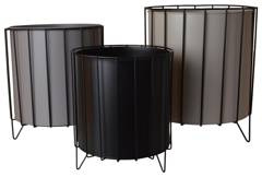 Kpl. 3 kwietników metalowych na czarnym stelażu