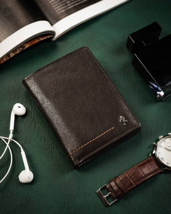 Pionowy, skórzany portfel męski z ozdobnym przeszyciem