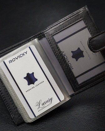 Pionowe, skórzane etui na karty z zapinką i kieszenią na banknoty