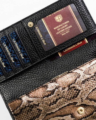 Lakierowany portfel na karty z wezowym wzorem