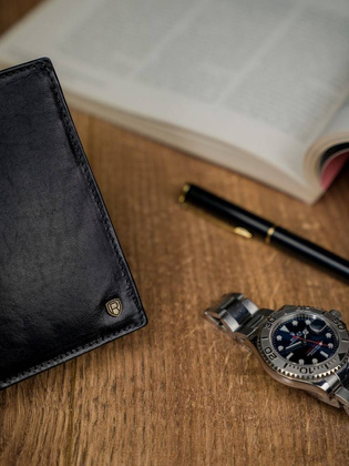 Portfel męski z licowej skóry naturalnej o atrakcyjnym wykończeniu