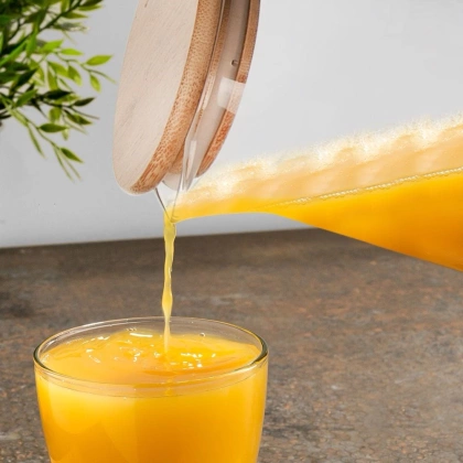 Dzbanek z pokrywką bambusową i uchwytem do napojów zimnych i gorących szklany 1,35 l