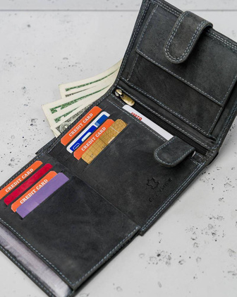 Pionowy, zapinany portfel męski z zewnętrzną kieszonką na kartę