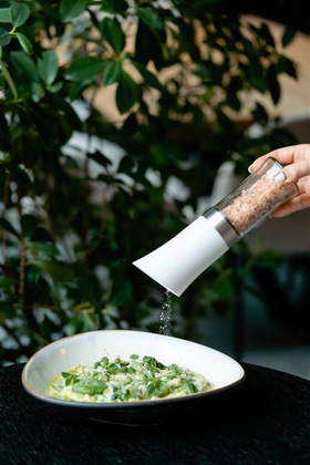 Grawitacyjny młynek do soli i pieprzu elektryczny biały LIVIO 8852