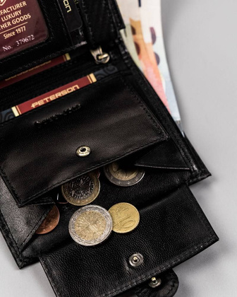 Klasyczny, skórzany portfel męski z zapinką